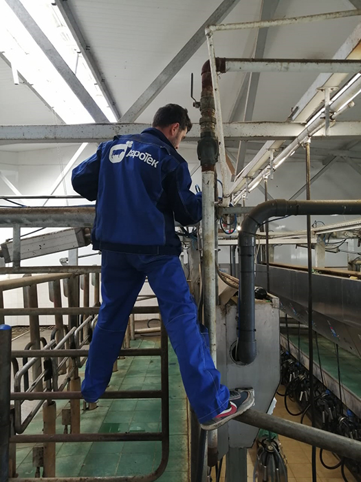 Service of the milking parlor parallel to the production of Agro-Tech